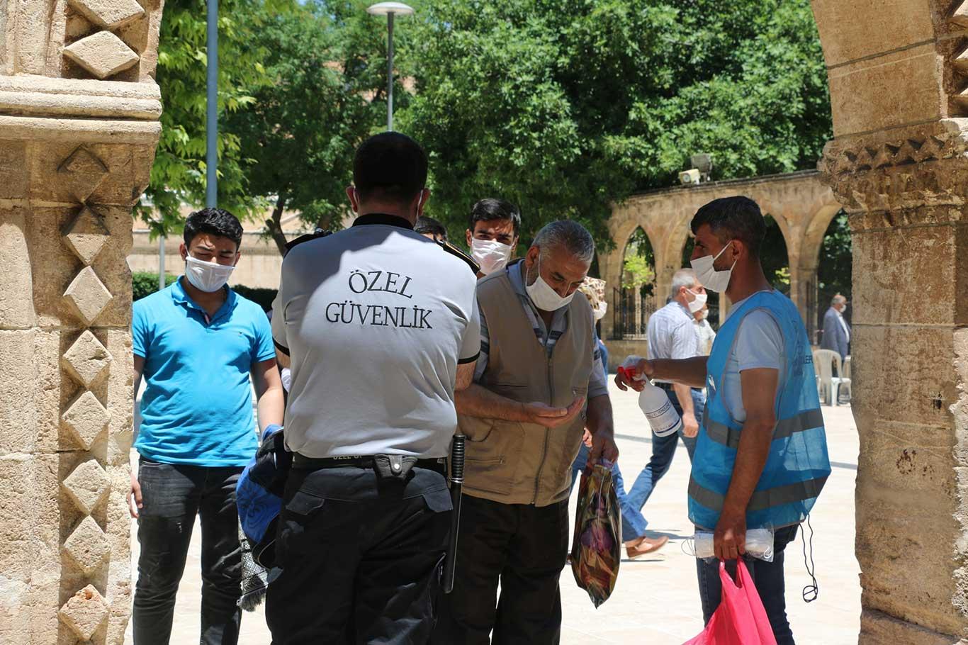 Şanlıurfa’da uzun bir aradan sonra ilk Cuma namazı kılındı